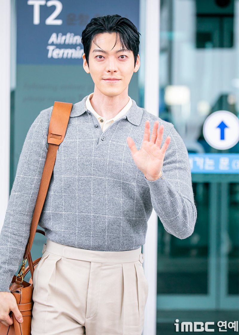 imbcenews's tweet photo. [포토] 김우빈, 신민아 사랑해 
#김우빈 #KimWoobin #출국
#공항패션 #ICN_251127 [iMBC 연예]

신민아와 결혼을 앞둔 김우빈은 이날 깔끔한 리젠트 헤어에 화이트 이너 PK티와 그레이 체크 상의, 하이웨스트 베이지 슬렉스 및 브라운 빅 백과 샌들로 색맞춤 등의 예비신랑 신혼여행 공항패션을 뽐냈다.

김우빈은 마치 예비신부에게 보내는 사랑의 하트 포즈를 취하며 출국장으로 향했다.

⬇️고화질 Click Plz⬇️
https://t.co/VgHk7NZvsY