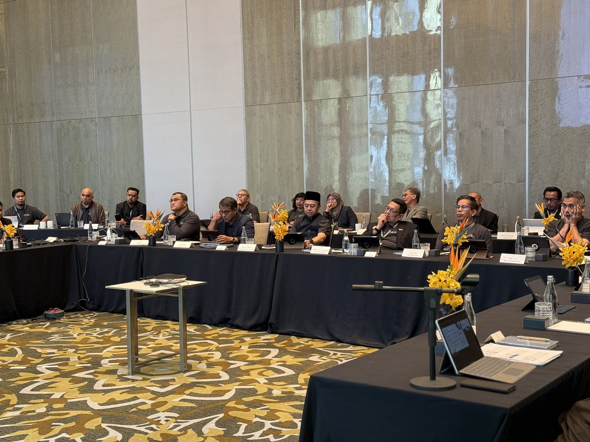 Menghadiri METEOR Board of Directors Retreat 2025 bertempat di Kuala Lumpur.

Globally Renowned, Locally Rooted
دمي اڬام بڠسا دان تانه اير
اوسها تقوى موليا

#vcuitm7 #UiTM2030
#MalaysiaMADANI #UiTMdiHatiku