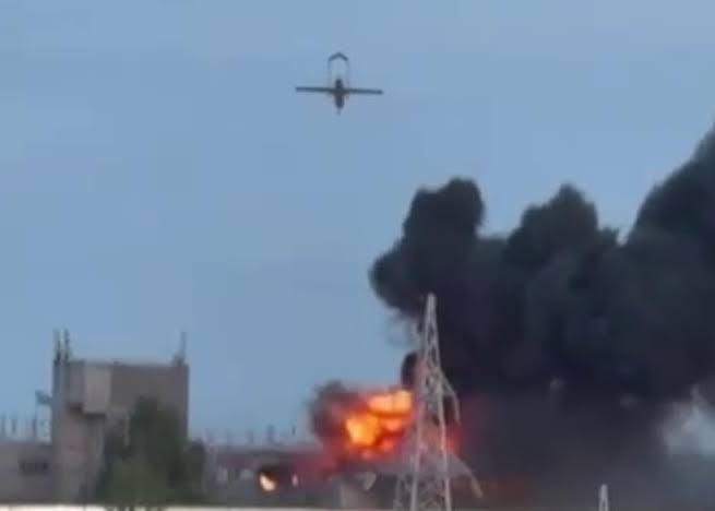 #fukrussia😎 
russia: November 26, attack on VNIIR-Progress in Cheboksary, Russia

Indian refineries have reduced purchases of Russian oil to a minimum since 2022 due to US sanctions against Rosneft and Lukoil, which provided about half of the country's supply.