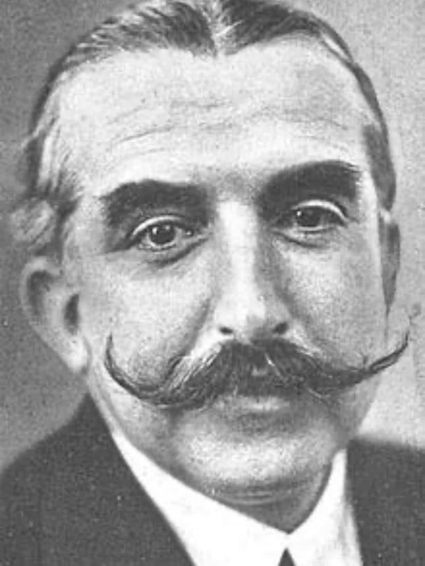 #MemoriaHistorica Hoy, 28 noviembre, se cumple el 89 aniversario del fusilamiento en #ParacuellosDelJarama del gran  #MuñozSeca, genial escritor y autor teatral. Su sarcasmo, su gracia y su dominio del lenguaje eran sobresalientes y causa de su injusta ejecución. ¿Quien no