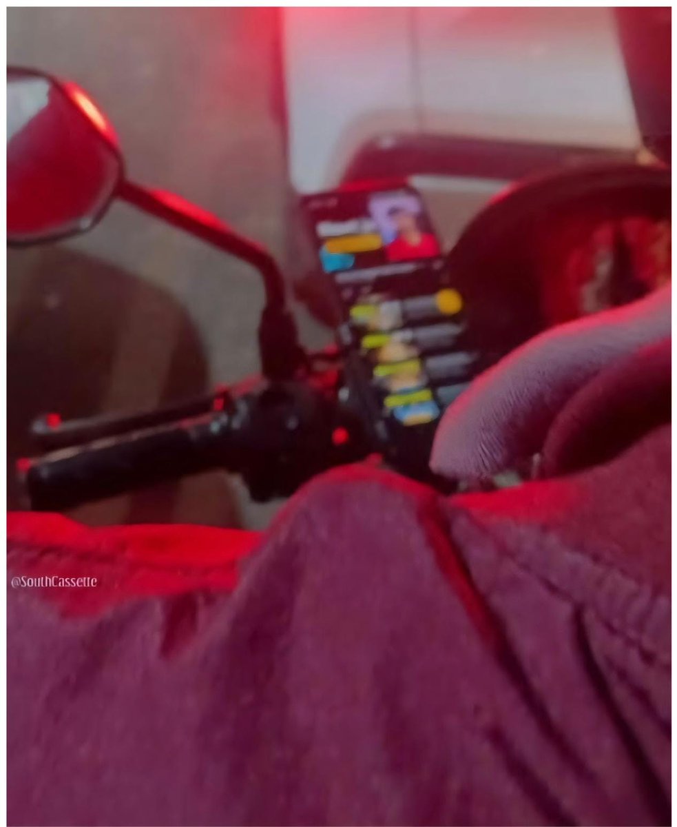 rakeshrok20's tweet image. Dedication level is at top. Nothing can stop you if you are chasing your dream. 
This guy is inspiration in Bengaluru traffic.

#RapidoRide