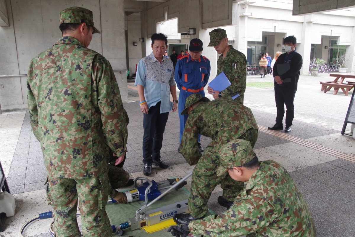 jgsdf_15b_51ir's tweet photo. 令和7年11月18日、#第51普通科連隊 第2中隊は浦添市役所での防災訓練に参加しました。災害派遣で使用する人命救助セットの操作体験や、中隊が調理したカレーの試食、自衛隊車両の展示を通じてたくさんの方々と交流しました！
お越しいただきありがとうござ���ました!!
#沖縄 #陸自 #陸上自衛隊 #15旅団 https://t.co/kuRmoJ4xVn