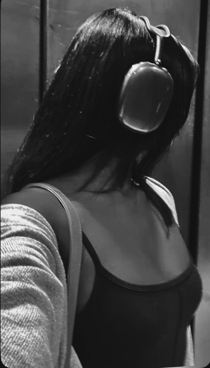 Web3_Oma's tweet image. There’s something I wish someone whispered into my ears when I entered Web3:

‘Don’t let the complexity intimidate you. Let the story guide you.’

Because the deeper I went,
the more I understood this truth:

People don’t connect with protocols, They connect with purpose.

They…