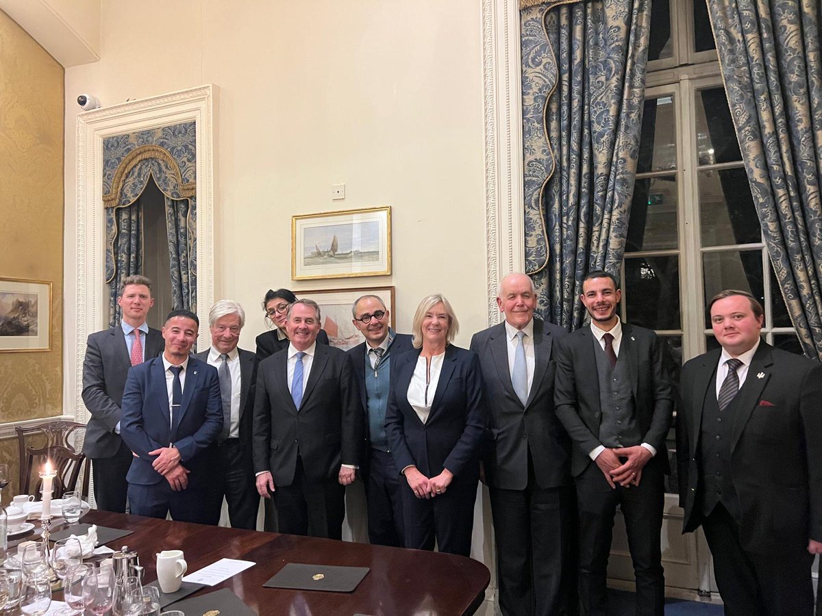 لقاء مهم امس داخل البرلمان البريطاني جمع نواب بريطانيين مع ممثلين عن القضية القبايلية.. الاجتماع يؤكد أن ملف القبائل خرج الى الساحة الدولية ولم يعد قابلا للتهميش.
الصورة تعكس بداية مسار سياسي جديد لوضع حقوق الانسان في القبائل على طاولة واحدة من اقوى البرلمانات في العالم.
دعم قضية