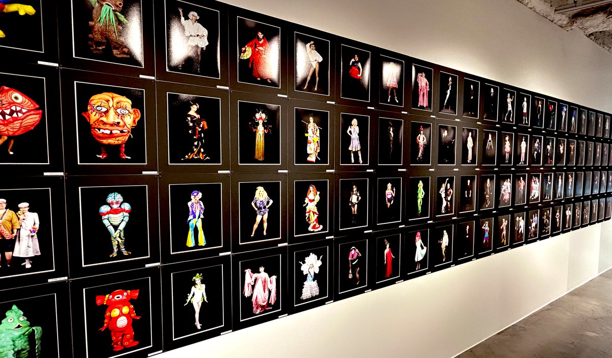 VESPERIOX's tweet photo. ZIGENさんの展示 世紀末肖像にお邪魔してきました！
この衣装どうなってるんだ…
このポーズはどういう感情なのか…
とか一生見てられる👀
写真家って偉大だ🤯

私のクトゥルフ君も飾って下さってますので見てね！ https://t.co/g3Wo0ArBux