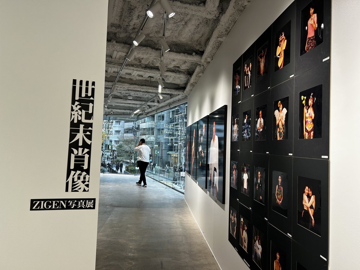 VESPERIOX's tweet photo. ZIGENさんの展示 世紀末肖像にお邪魔してきました！
この衣装どうなってるんだ…
このポーズはどういう感情なのか…
とか一生見てられる👀
写真家って偉大だ🤯

私のクトゥルフ君も飾って下さってますので見てね！ https://t.co/g3Wo0ArBux