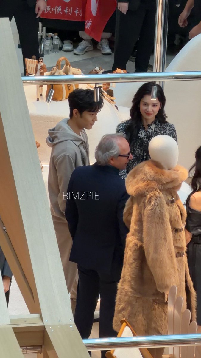 bimzpie's tweet image. ใครจะคิดว่า การมาเที่ยวมาเก๊า จะทำให้ชั้นได้เจอพี่จ้าน เซียวจ้านตัวเป็นๆอะ ได้เจอในรอบ 6 ปีฮือออ ㅠㅠㅠㅠㅠ แล้วไม่ได้ตั้งใจมารอด้วย แต่พ่อจะมาเดินเล่นที่นี่พอดี ละเจอใกล้มากๆๆๆๆ พี่จ้านน่ารักมาก ชั้นร้องไห้จะตายแล้ววว 😭😭😭❤️❤️❤️

#TodsMacauWithXiaoZhan
#XiaoZhan #เซียวจ้าน