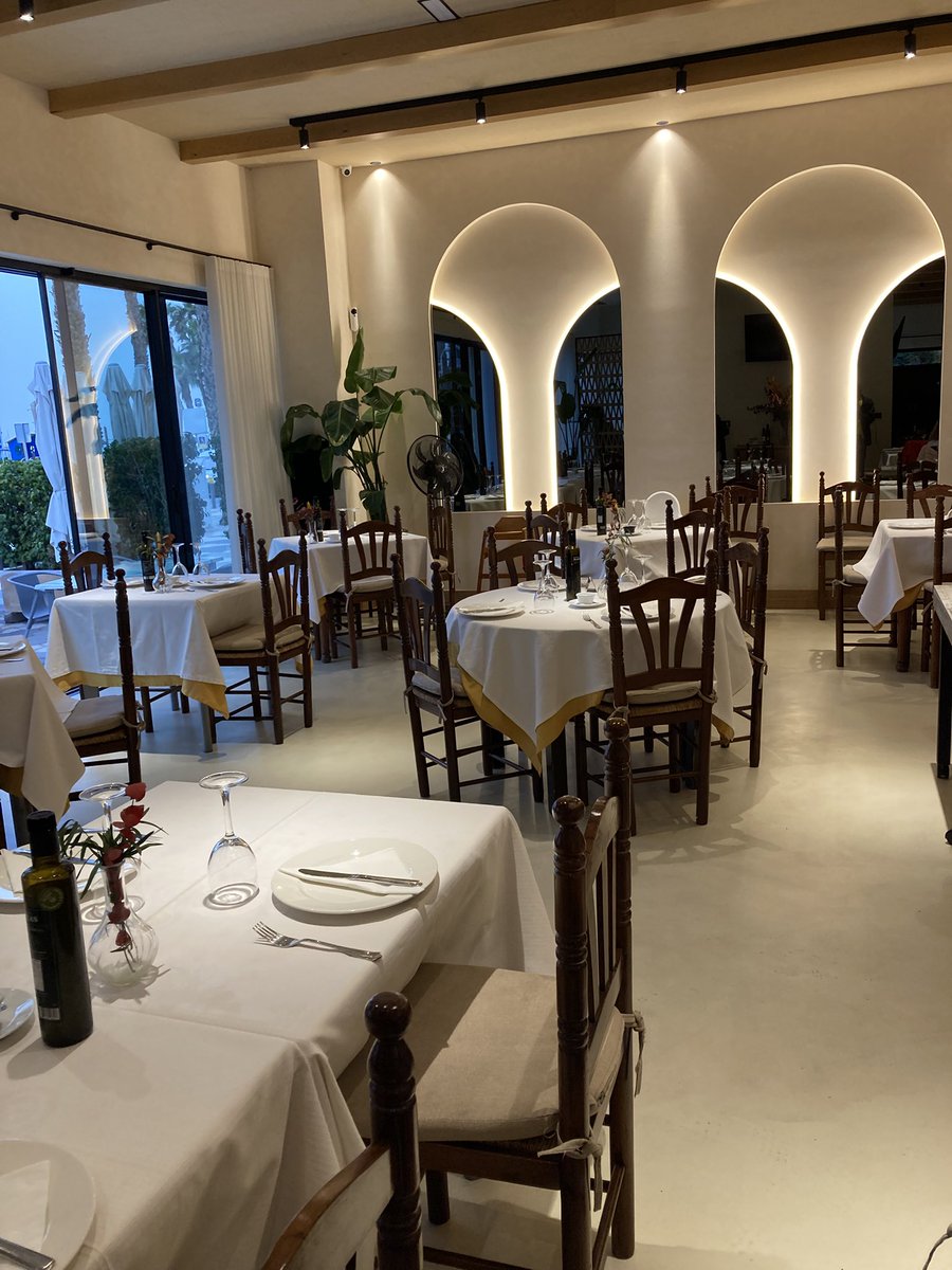 Tänään taas ilo pyöriä mukavien ihmisten kanssa täällä Almuñecarissa. Ja illalla suunnitella itsenäisyyspäivän juhlia, jotka 6.12. tässä Meson Gala ravintolassa kunnia juontaa… 🕺💃🏻🇫🇮🇪🇸🤩