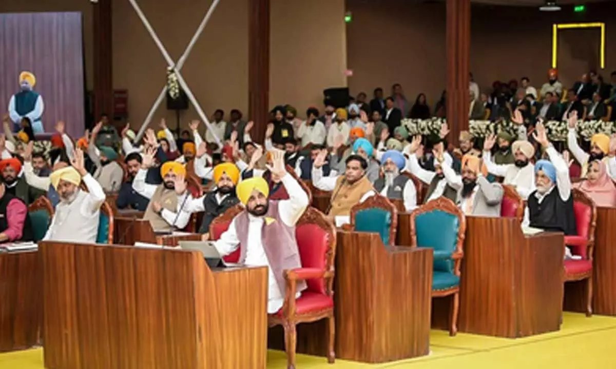 DaaruBaazMehta's tweet image. GOOD WORK AAP PUNJAB GOVT

Pic 1 : Punjab Assembly in Anandpur Sahib.

Pic 2 : Same temporary Assembly used to organize a Mock Assembly for Students of Punjab Govt Schools.

AAP Punjab Govt provides stage for Students to groom them as responsible Politicians and representatives…