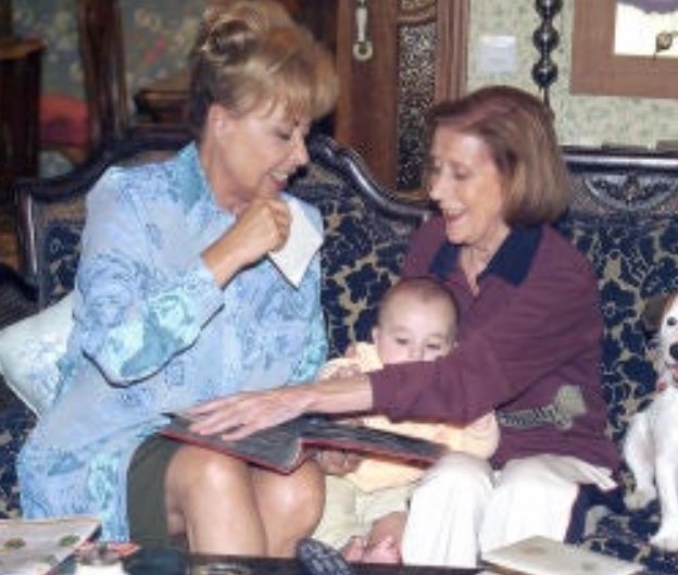 frikitele25's tweet image. Me he fijado viendo un capítulo de la temporada 6 de #LQSA que en la casa de Izaskun hay una foto de Aquí no hay quien viva de Marisa y Vicenta.

@alber_caballero @LauraCaballero_