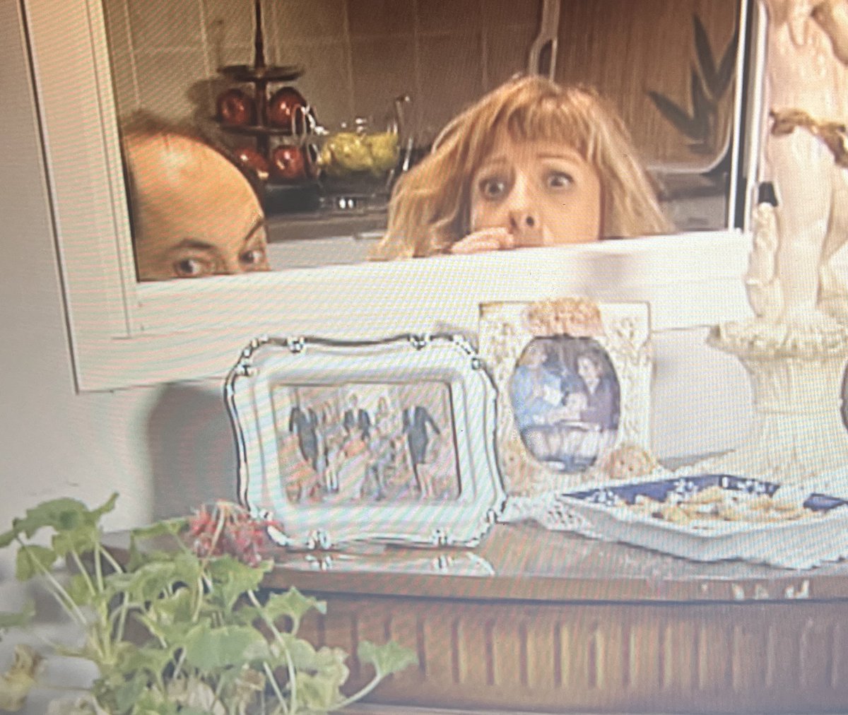 frikitele25's tweet image. Me he fijado viendo un capítulo de la temporada 6 de #LQSA que en la casa de Izaskun hay una foto de Aquí no hay quien viva de Marisa y Vicenta.

@alber_caballero @LauraCaballero_