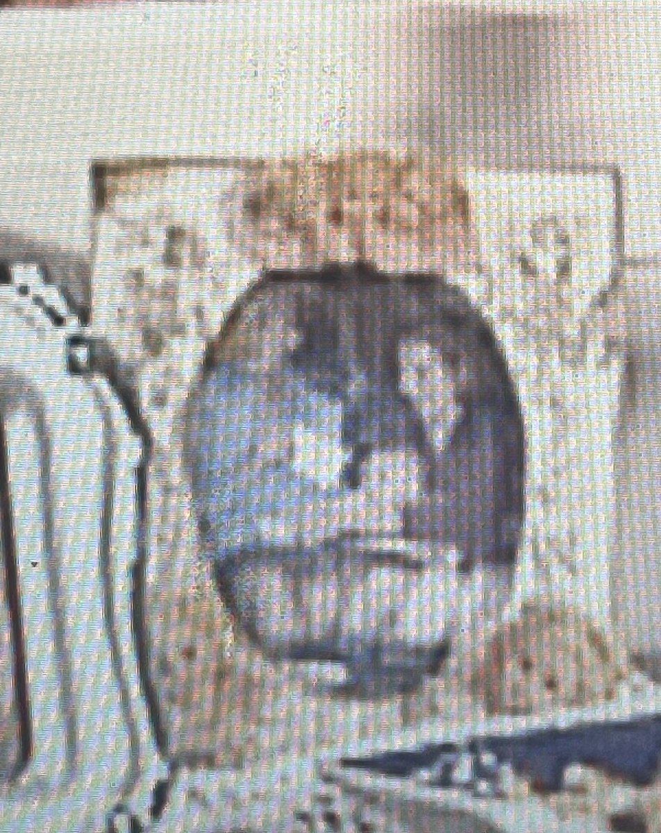 frikitele25's tweet image. Me he fijado viendo un capítulo de la temporada 6 de #LQSA que en la casa de Izaskun hay una foto de Aquí no hay quien viva de Marisa y Vicenta.

@alber_caballero @LauraCaballero_