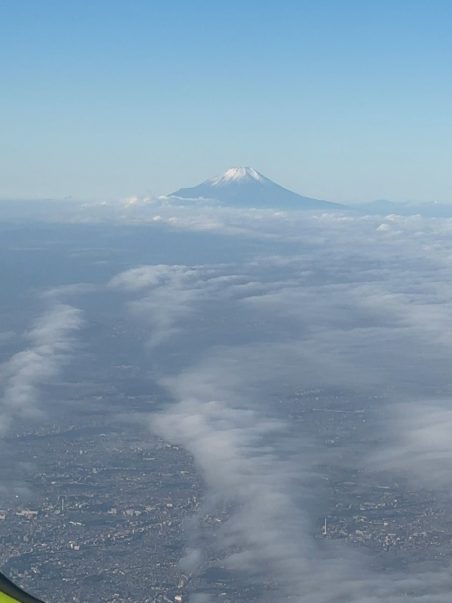 #もにりば
#モーニングTAMAリバー
#ラジオTAMAリバー
#FM874
#富士山
#MtFuji

たまたま先日搭乗した飛行機が、富士山が見える窓側の席だったので、マーベラス富士山をゲットしました👏
