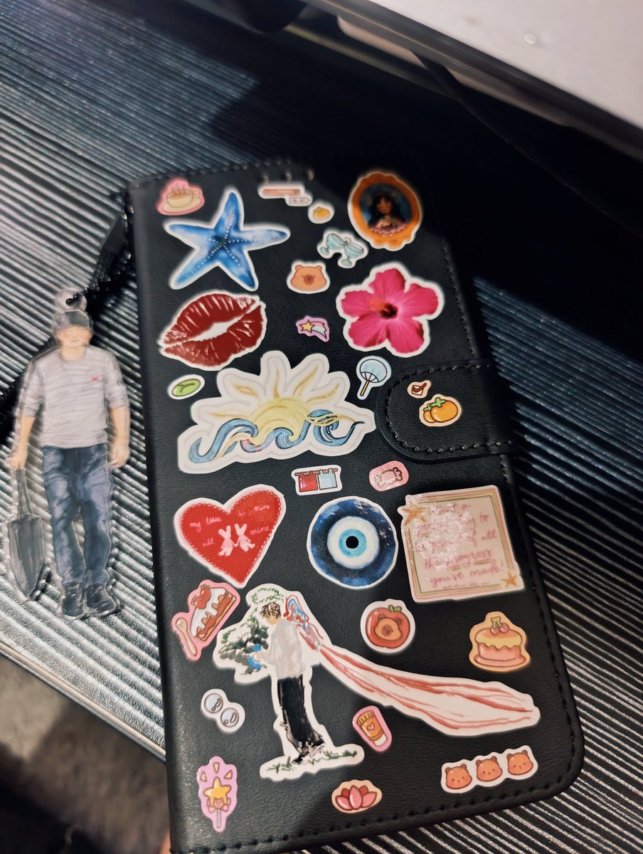 etherealarah's tweet image. gawat flip case yg biasa dipake sama bpk bpk dan ibu ibu sudah menarik di mataku 😭 and yeah finally i bought it. Memang sudah saatnyaa 🤭 aku tambahin sticker biar estetik 😋🤟🏻📱