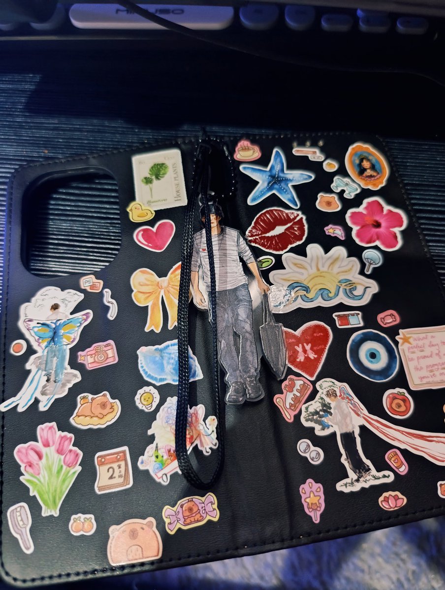 etherealarah's tweet image. gawat flip case yg biasa dipake sama bpk bpk dan ibu ibu sudah menarik di mataku 😭 and yeah finally i bought it. Memang sudah saatnyaa 🤭 aku tambahin sticker biar estetik 😋🤟🏻📱