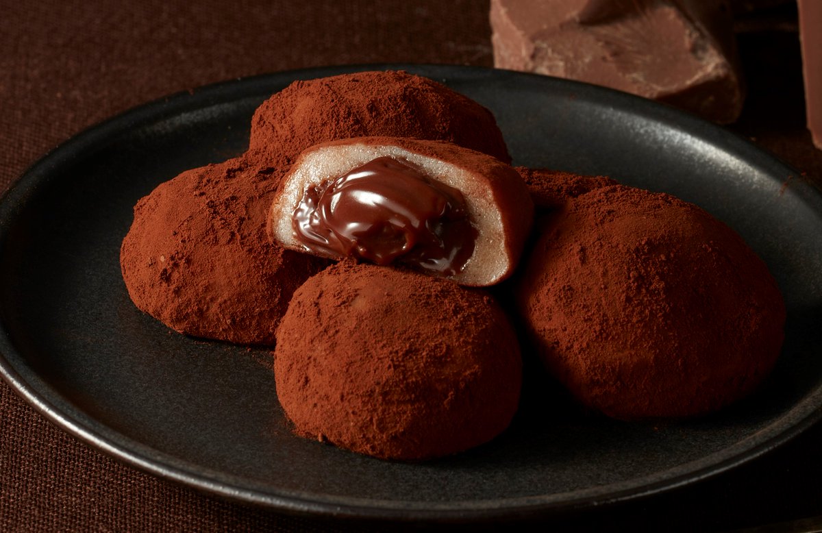 chateraise_jp's tweet image. もちもちとした雪平生地で生チョコレートを包んだ、生チョコ大福🎵
一口サイズの食べやすいスイーツです。
byりこ
#シャトレーゼ