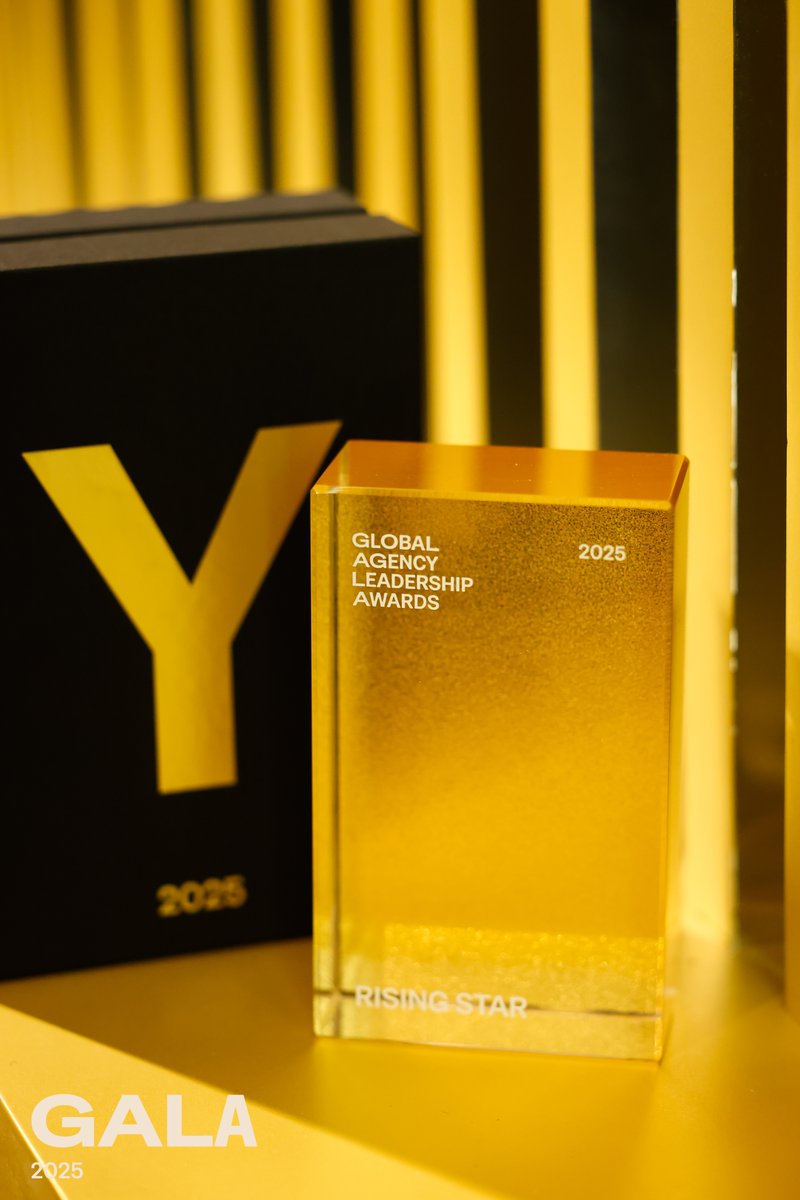 YNKreatif's tweet photo. Bu yıl, Yandex Ads odağında yönettiğimiz kampanyalarda elde ettiğimiz başarılarla “RISING STAR” ödülüne layık görüldük. Yandex ile uzun süreli ve büyüme odaklı iş ortaklığımız ile “LEADING PARTNER” ödülünü alarak sektörün örnek gösterilen ajansları arasında yer aldık.

Dijital reklamcılık ekosisteminin saygın buluşmalarından biri olarak kabul edilen Yandex Ads GALA – Global Agency Leadership Awards bu yıl 32 ülkeden 90 ajansı bir araya getirdi.

19–21 Kasım 2025 tarihlerinde Bangkok’ta düzenlenen bu uluslararası program, global ölçekte ajansların stratejik yetkinliklerini, performans odaklı yaklaşımlarını ve Yandex ekosistemindeki veri odaklı çözümleri değerlendiren kapsamlı bir global ödül programı niteliği taşıyor.

Global arenada lider ajansların rekabet ettiği bu etkinlikten iki farklı ödül ile dönmek, KREATİF’in stratejik vizyonunu uluslararası düzeyde tescilleyen önemli bir başarı göstergesi oldu.

Bu başarıda emeği geçen tüm ekip arkadaşlarımıza, iş ortaklarımıza ve güçlü iş birliği için Yandex Ads ekibine gönülden teşekkür ediyoruz.
Birlikte büyük başarılar elde edeceğimiz yeni projelerde buluşmak üzere!

#livefromGALA
#GlobalAgencyLeadershipAwards
#YeniNesilKreatif