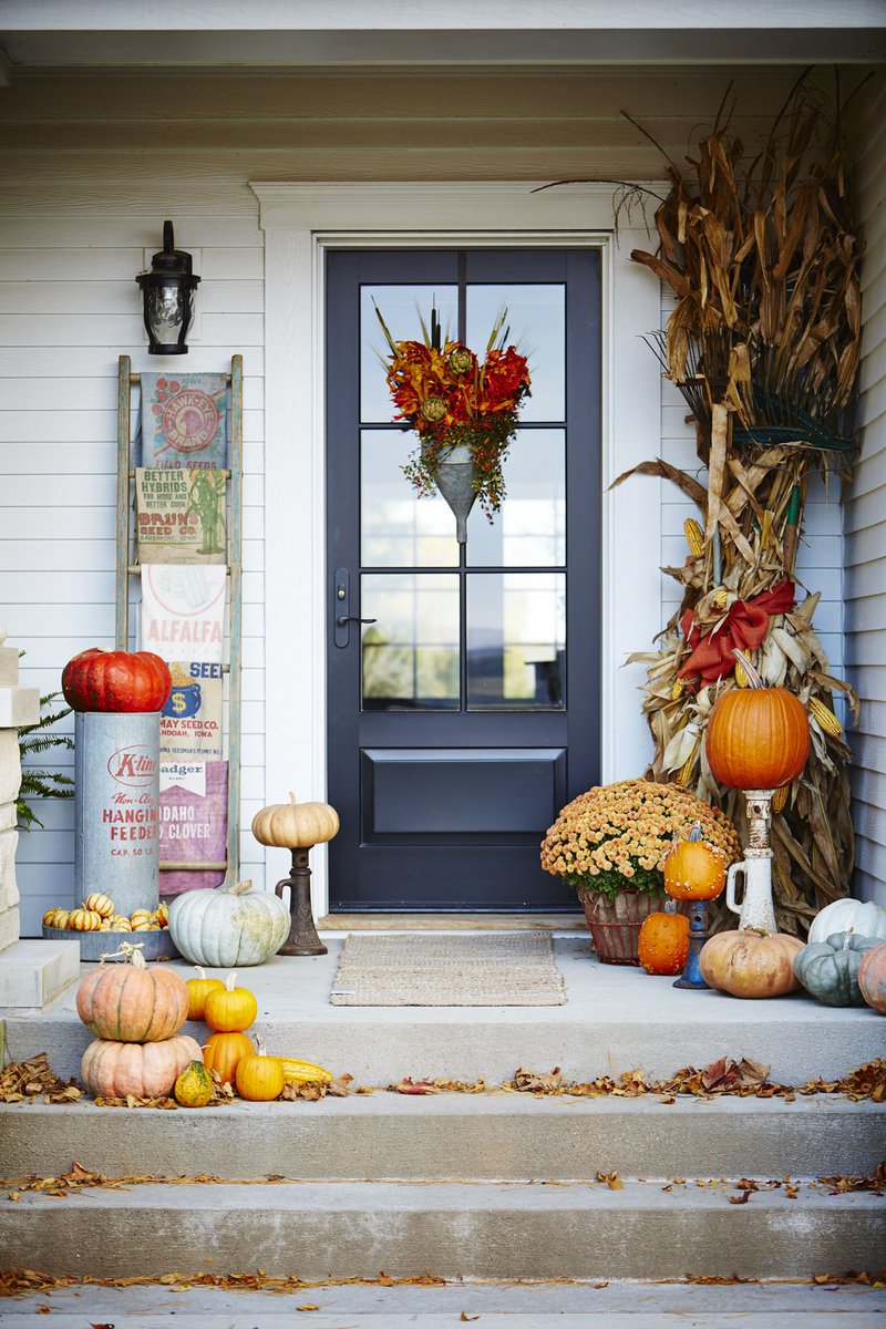 RoyalRestroomCA's tweet image. Absolutely loving the fall vibes! 🍂🎨 Whether it&apos;s pumpkins lining the sidewalk or colorful wreaths adorning our doors, there&apos;s inspiration everywhere. If you&apos;re planning any events, why not lean into these gorgeous fall colors?  #FallColors #EventPlanning #AutumnVibes