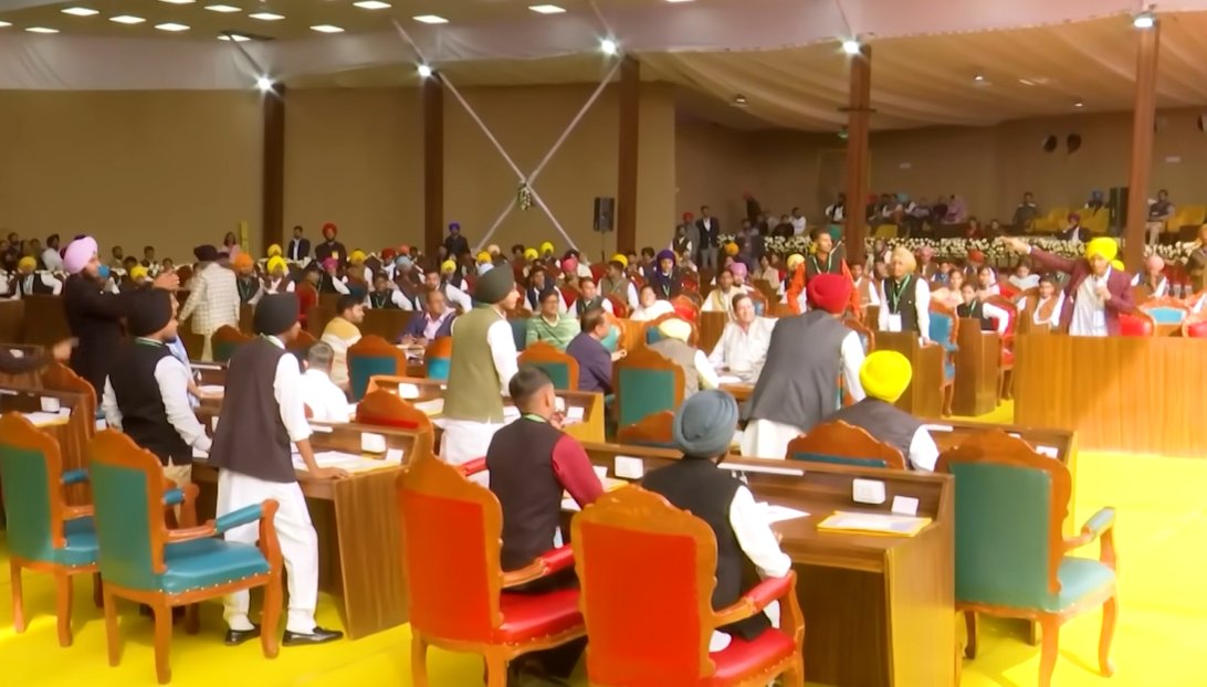 DaaruBaazMehta's tweet image. GOOD WORK AAP PUNJAB GOVT

Pic 1 : Punjab Assembly in Anandpur Sahib.

Pic 2 : Same temporary Assembly used to organize a Mock Assembly for Students of Punjab Govt Schools.

AAP Punjab Govt provides stage for Students to groom them as responsible Politicians and representatives…