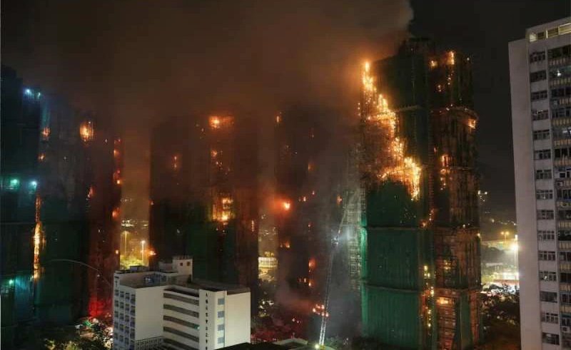 epanchjanya's tweet image. हांगकांग की गगनचुंबी इमारतों में भीषण आग।

44 की मौत, 279 लापता, 3 आरोपी गिरफ्तार।