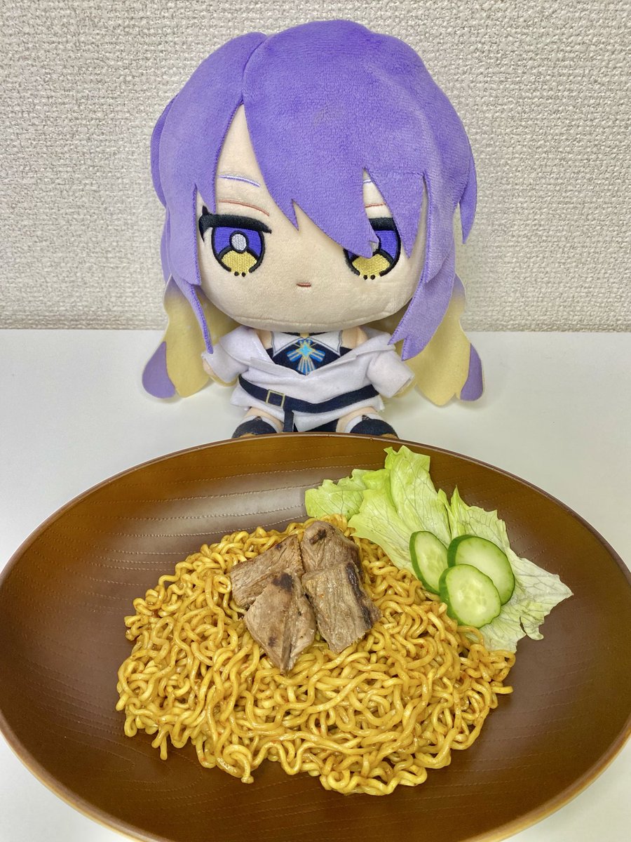 Makan siang🍽️
Indomie『 RENDANG 』

I tried the RENDANG flavor that many people said they liked!
enak!!!❤️
スパイスが効いていて辛さはあまりなく、
少し日本の焼きそばに近い?感じの味がして日本の人も食べやすいと思う!!パクチー系好きな人は更に好きな味だと思う!!😊
#すみれID料理試し隊