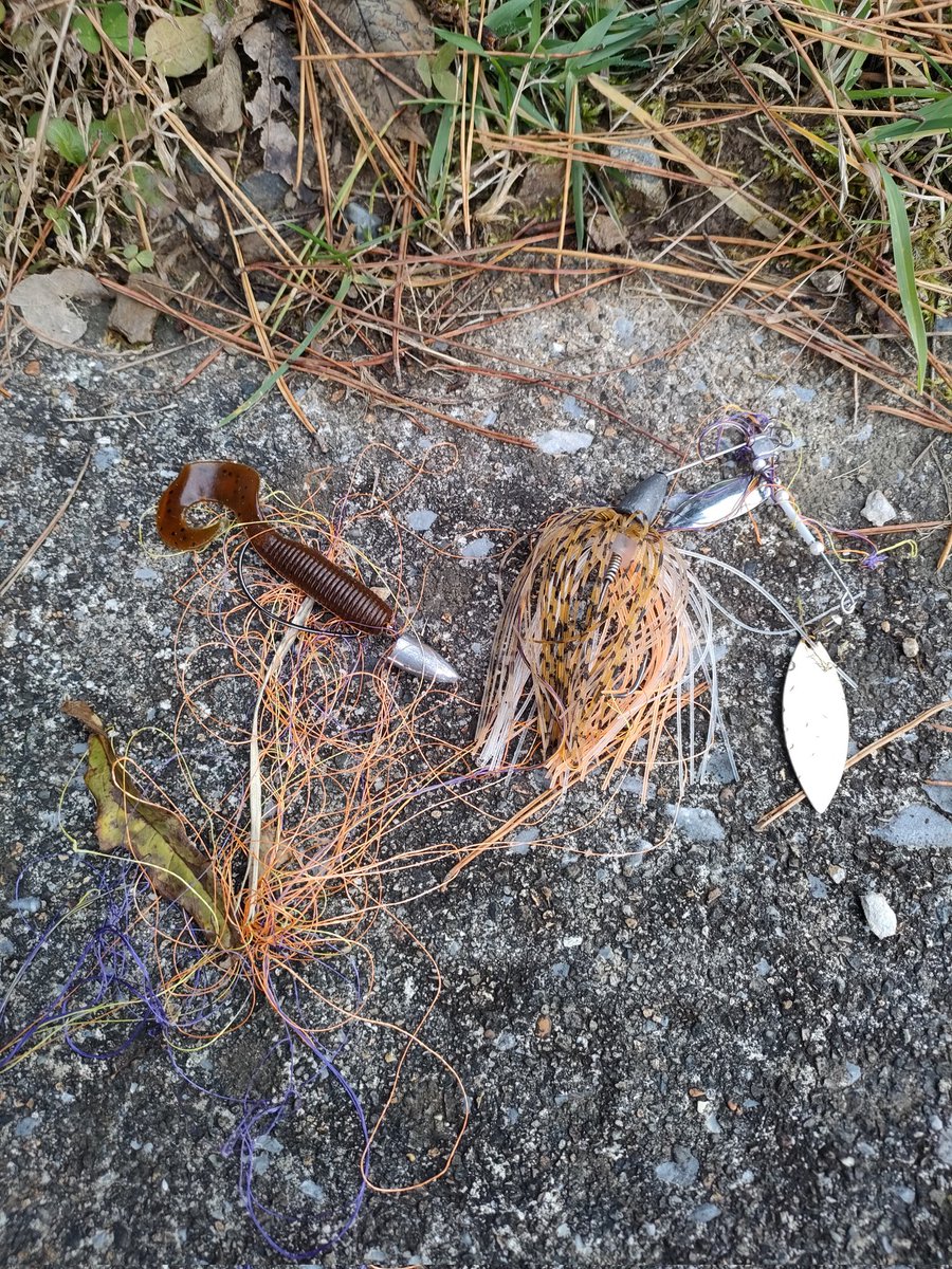 ontheroad_66's tweet image. 今日、自作スピナベ巻いていたらPEラインが掛かってたぐり寄せるとゲーリーグラブ付いてました。手元で切らずにラインブレーカー使って欲しいですよ。2枚目画像は村岡昌憲プロの動画見て作ったラインブレーカです