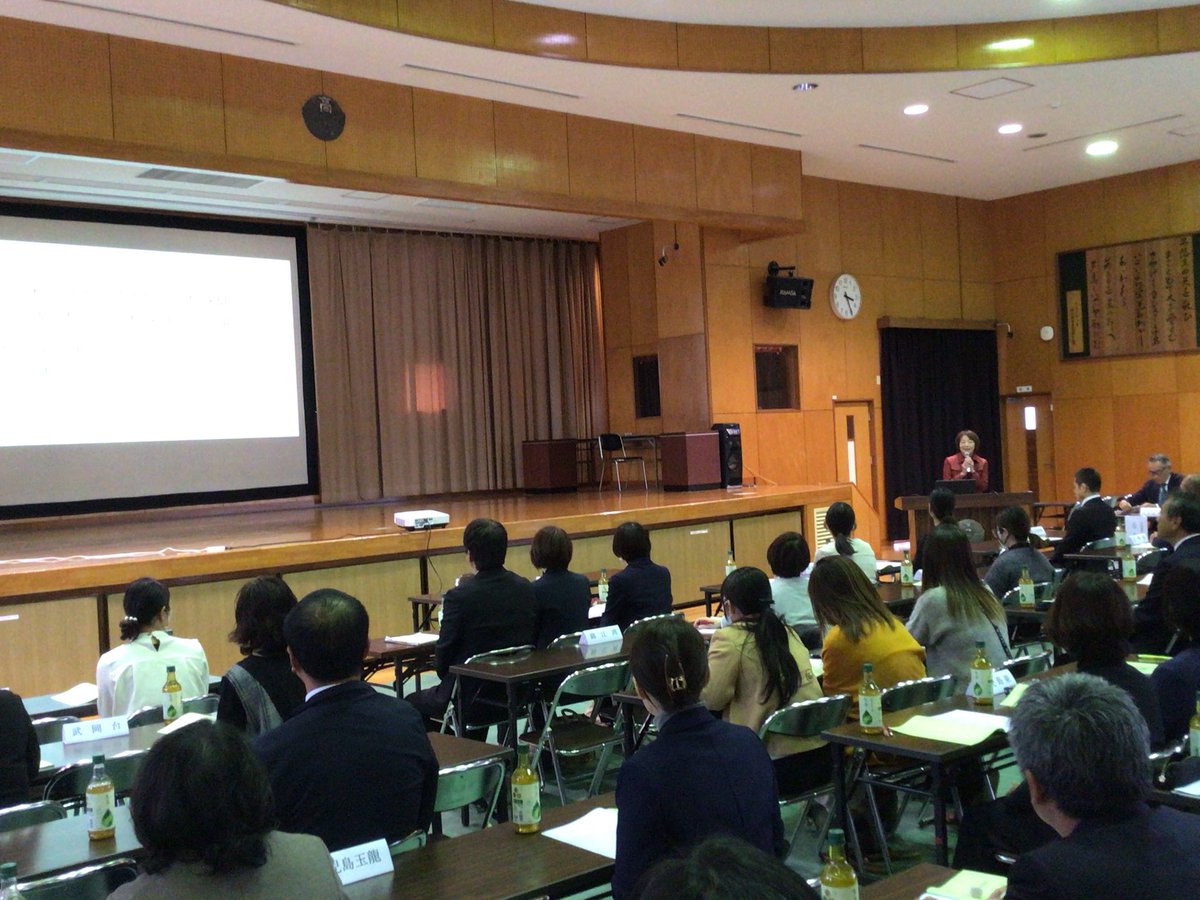 11月27日　鹿児島市学校保健会　高等学校部会保健研究協議会が文化館で開催されました。本校養護教諭が発表を行いました。また、本校学校歯科医、学校薬剤師からの指導助言もいただきました。鶴丸高校は、生徒がFor Othersの精神で、他者と協働して自主的に学習環境を整える態度の育成をめざします。