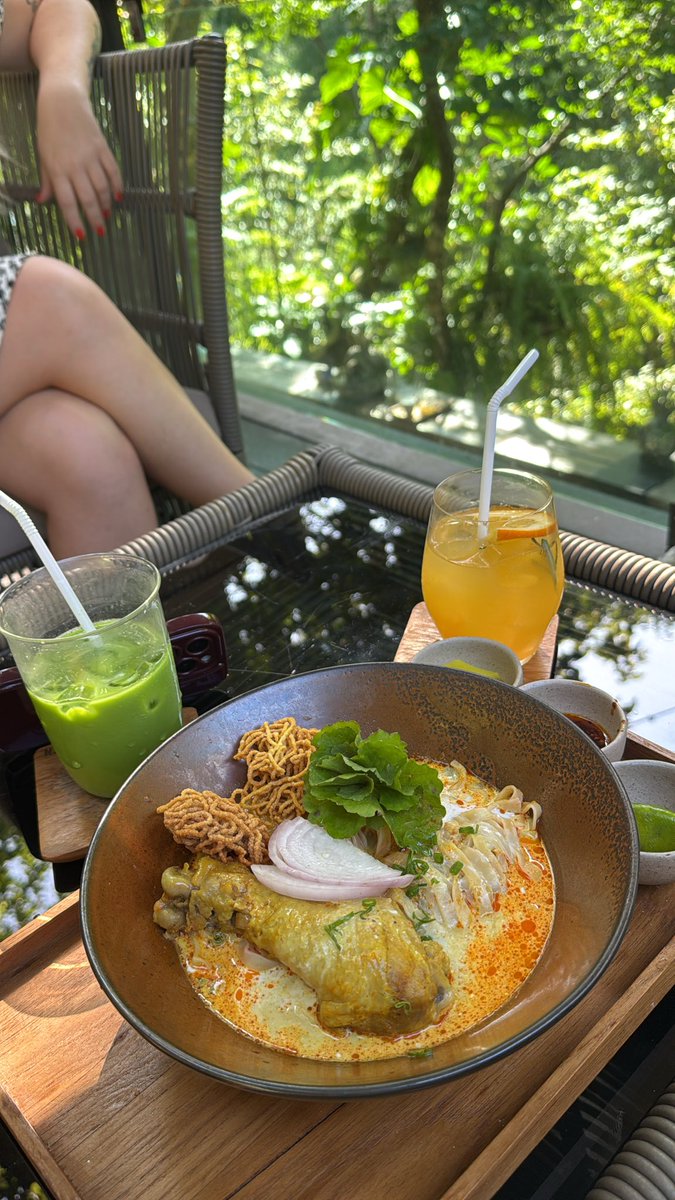 First time trying Khao Soi in Thailand… 11/10 😌🇹🇭