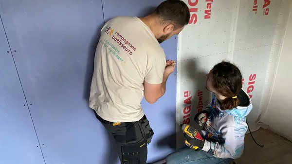 Apprendre à rénover soi-même : un moyen d’agir contre les passoires thermiques.
Reportage auprès des Compagnons Bâtisseurs, association qui accompagne les propriétaires modestes dans des chantiers d’auto-réhabilitation.
radiofrance.fr/franceculture/…