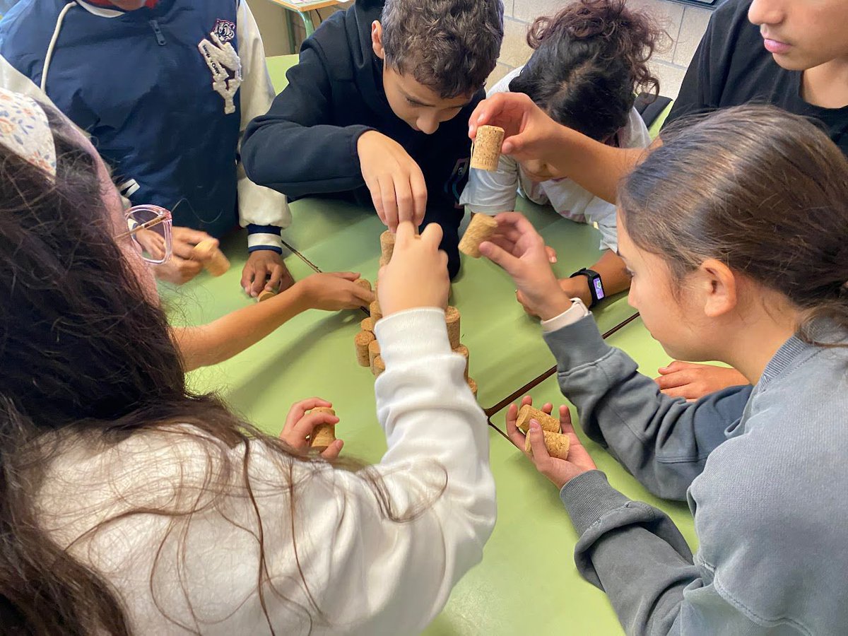 Les monitores de la Casa Lila ens van venir a fer un taller per treballar de quina manera es poden resoldre el enigmes: amb cooperació, habilitat, atzar, sort… Va ser molt interessant i ens ho vam passar molt bé.