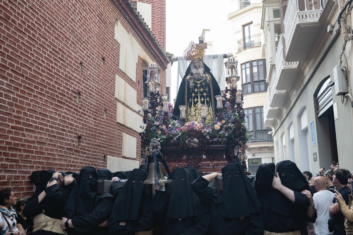 SantaCruzMalaga's tweet image. 𝐇𝐨𝐲 𝐞𝐬 𝐉𝐮𝐞𝐯𝐞𝐬

“Él es el Dios vivo,
que permanece para siempre.
Su reino no será destruido,
su imperio durará hasta el fin.
Él salva y libra,
obra prodigios y señales en el cielo y en la tierra.“
Profecía de Daniel
Daniel 6, 12-28

📷 | @javierdiaz_ss

#CofradiasMLG