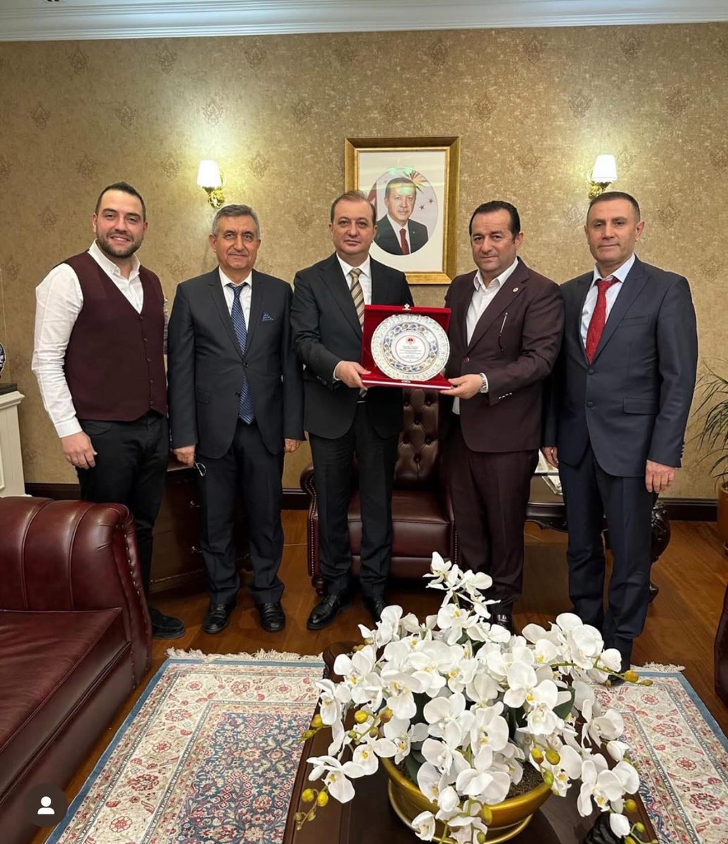 “Tüm Emlak Danışmanları Birliği olarak Adalet Bakan Yardımcımızla yaptığımız verimli görüşmeler neticesinde, şufa/önalım konusunun 12. Yargı Paketi’nde ele alınacağını ve sorunun kökten çözüleceğini büyük bir memnuniyetle öğrendik.