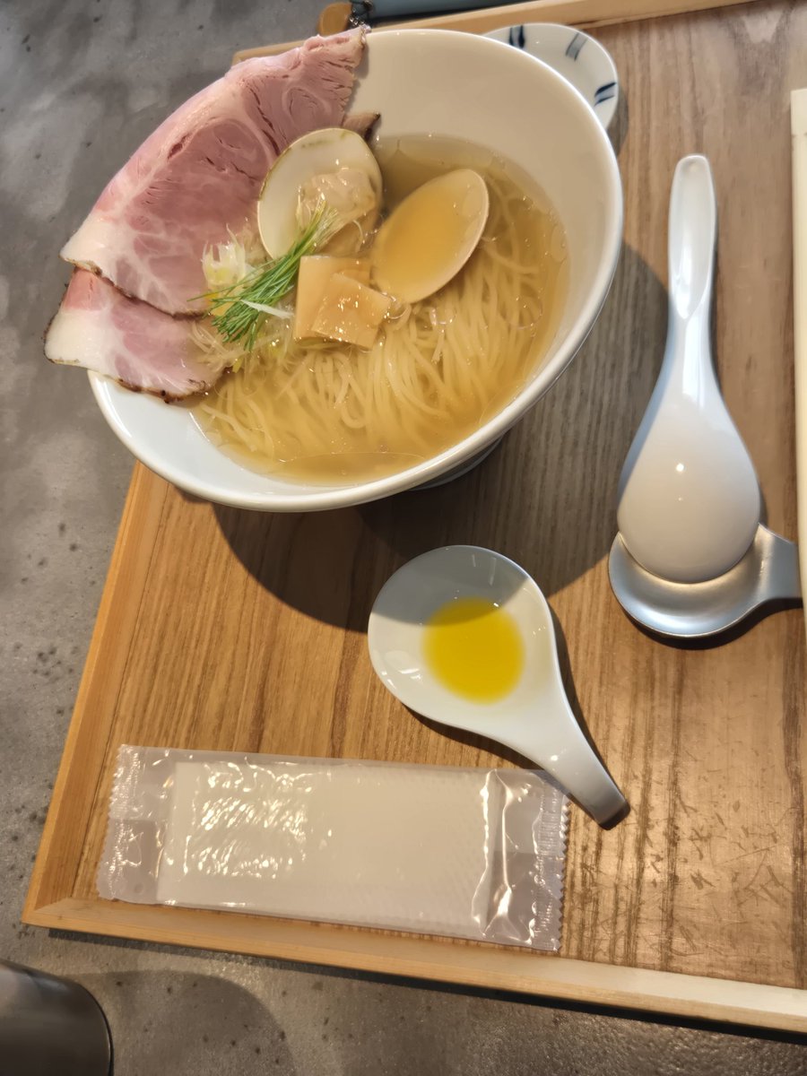 ryaryuryos's tweet photo. #飯テロ
麺逢 KATAJIKENAIにて特上鶏白湯、
パートナーは貝だしラーメン
貝だしラーメンのアジ変のバジルオイルは驚きの変わり用でした

京氷菓つららさんにてティラミス氷、パートナーはチョコレートノエル氷
自分はティラミスのほうが好みでした https://t.co/AFrNra80cb