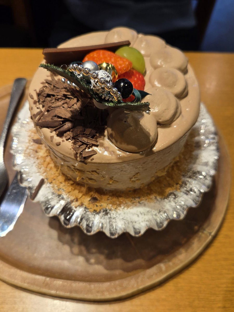 ryaryuryos's tweet photo. #飯テロ
麺逢 KATAJIKENAIにて特上鶏白湯、
パートナーは貝だしラーメン
貝だしラーメンのアジ変のバジルオイルは驚きの変わり用でした

京氷菓つららさんにてティラミス氷、パートナーはチョコレートノエル氷
自分はティラミスのほうが好みでした https://t.co/AFrNra80cb
