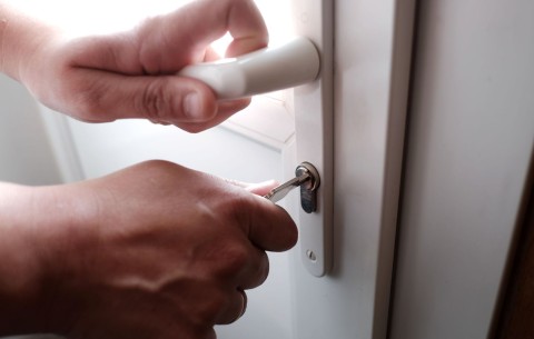 jplarger's tweet image. #immobilier #squat ...
⚠️ il découvre que son #logement est #squatté au moment de le vendre ! 
20minutes.fr/faits_divers/4… @Rostimmo