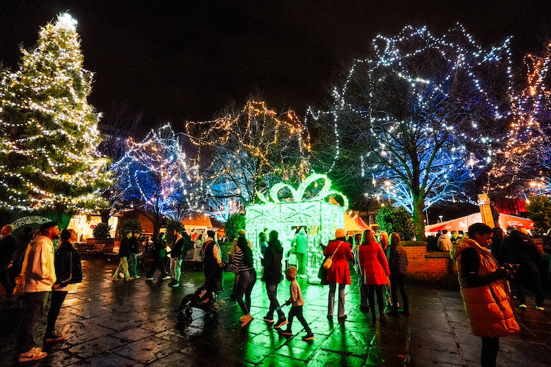 🚨 🎄Derby Christmas Lights Switch-On is tonight!
Head to Derby City Centre for the highly anticipated Christmas Lights Switch-On!
From 5pm to 6:30pm, right outside Riverside Chambers (Full St, Derby DE1 3AF).

👉 festivederby.co.uk/whats-on/chris…

#FestiveDerby2025 #DerbyDaysOut