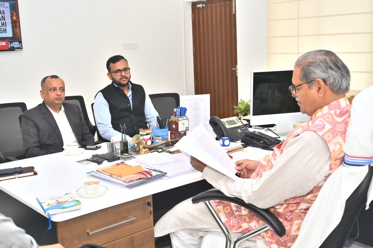 KVSinghDeo1's tweet image. Engaged in a fruitful discussion today with Shri Ankit Aggarwal and Shri Bhaskar Jyoti Sarma, Chairman-cum-Managing Director of OPTCL, at the Lok Seva Bhawan Chamber.

#OdishaOnTheRise #PoweringProgress #SustainableOdisha #TeamOdisha 
@OPTCL_Odisha