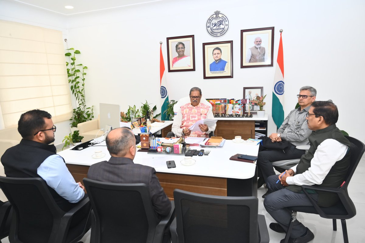 KVSinghDeo1's tweet image. Engaged in a fruitful discussion today with Shri Ankit Aggarwal and Shri Bhaskar Jyoti Sarma, Chairman-cum-Managing Director of OPTCL, at the Lok Seva Bhawan Chamber.

#OdishaOnTheRise #PoweringProgress #SustainableOdisha #TeamOdisha 
@OPTCL_Odisha