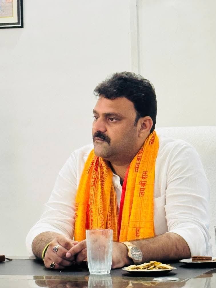 ManishPDA's tweet image. लखनऊ-प्रतिबंधित कोडीन कफ सिरप मामले में एक्शन, अमित सिंह टाटा को STF ने हिरासत में लिया

सिंडिकेट का बड़ा मोहरा अमित सिंह टाटा हिरासत में, अमित सिंह टाटा से STF टीम कर रही पूछताछ

सिंडिकेट के किंगपिन शुभम जायसवाल का पार्टनर, झारखंड में मेडिसिन फर्म के सहारे सप्लाई की

अमित सिंह…