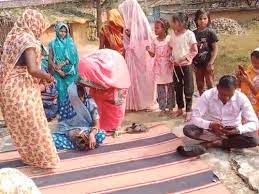 triptisoni6194's tweet image. शादी और प्रेम की अलग-अलग राहें...
छत्तीसगढ़ के सरगुजा में बैकुंठपुर के एक गांव में तीन बच्चों की मां, और एक बच्चे के पिता के बीच प्रेम चल रहा था। महिला के पति ने बात बढ़ने पर उसे घर से निकाल दिया, तो वह पड़ोस में ही प्रेमी के घर रहने चली गई। फिर महिला के ससुराल ने गांव की पंचायत…