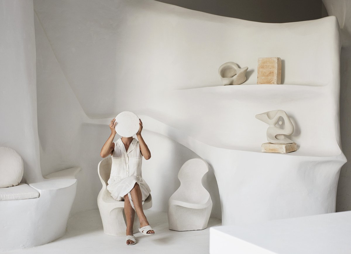 ◾ Plato limpio #Thanksgiving 
#ArquitecturayModa

Silla I | 2️⃣0️⃣2️⃣1️⃣ | Simone Bodmer-Turner en su estudio de Brooklyn

#JuevesDeArquitectura #arquitectura #architecture #archilovers #diseño #design #fashionstyle