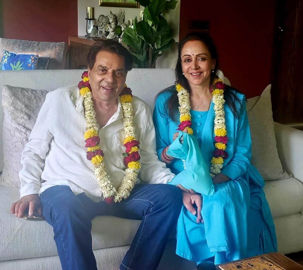 indiaforums's tweet image. Hema Malini’s latest post is all heart as she revisits ‘some special moments’ spent with Dharmendra over the years.
.
.
.
#IndiaForums #HemaMalini #Dharmendra @dreamgirlhema