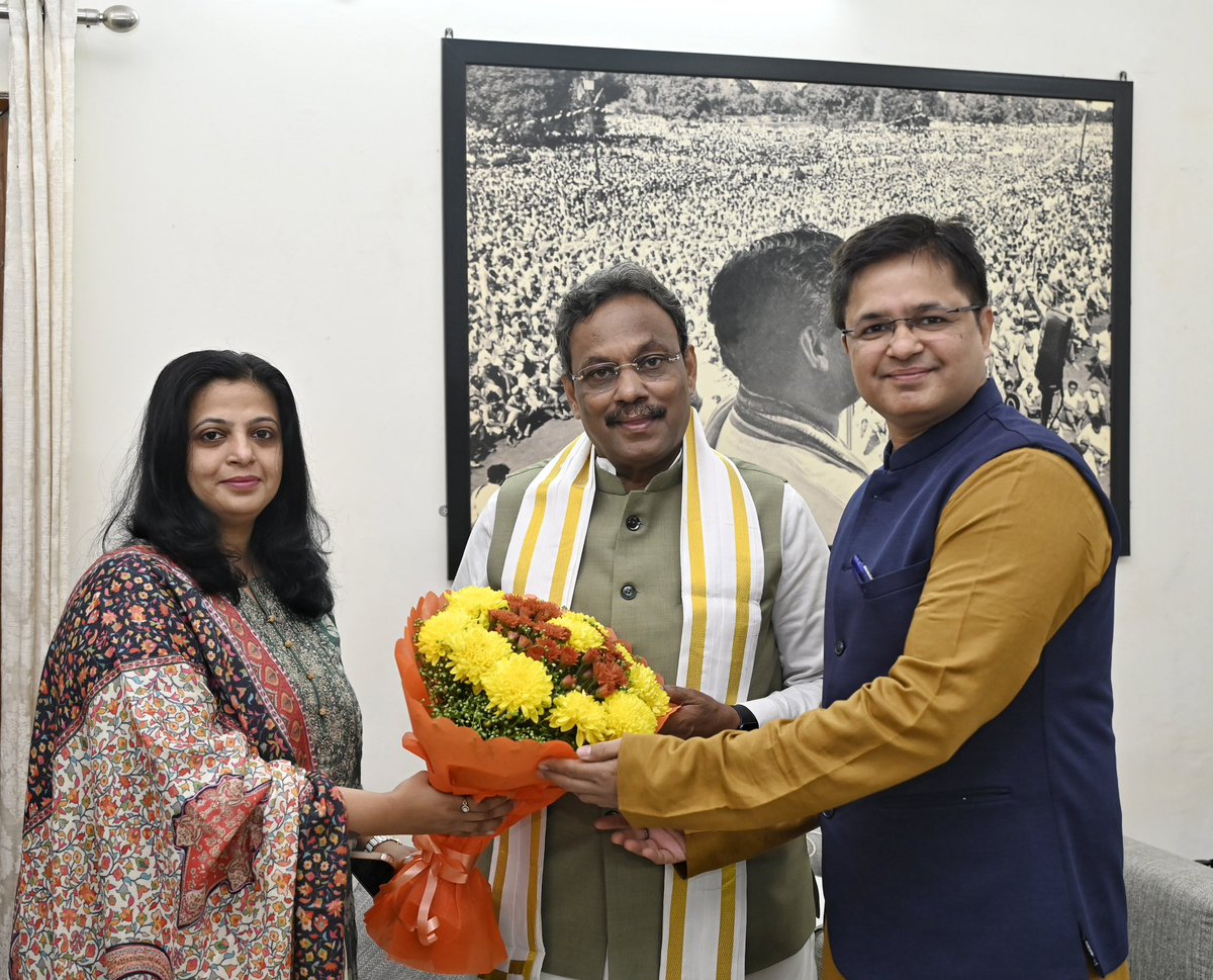 Met Hon’ble Shri <a href="/TawdeVinod/">Vinod Tawde</a> ji, <a href="/BJP4India/">BJP</a> General Secretary &amp; in-charge of Bihar at his official residence in Delhi today along with @BhavnaTIF !!!
Heartiest congratulations to him for the magnificent victory in Bihar elections- a testament to his strategic brilliance,