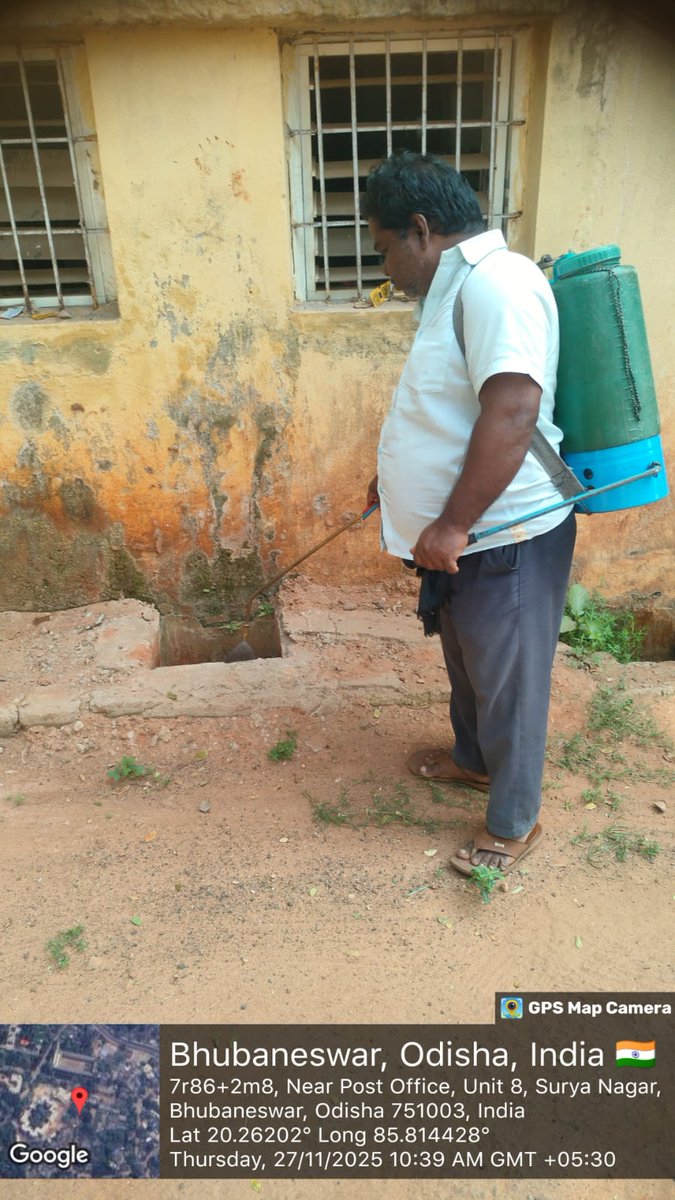 bmcbbsr's tweet image. Mosquito larvicidal oil spraying is underway across multiple city locations, supported by IEC activities to raise awareness on Dengue mosquito breeding control. Together, let’s keep our neighbourhoods safe and healthy. #AntiMosquitoDrive