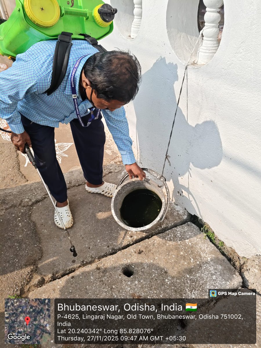 bmcbbsr's tweet image. Mosquito larvicidal oil spraying is underway across multiple city locations, supported by IEC activities to raise awareness on Dengue mosquito breeding control. Together, let’s keep our neighbourhoods safe and healthy. #AntiMosquitoDrive
