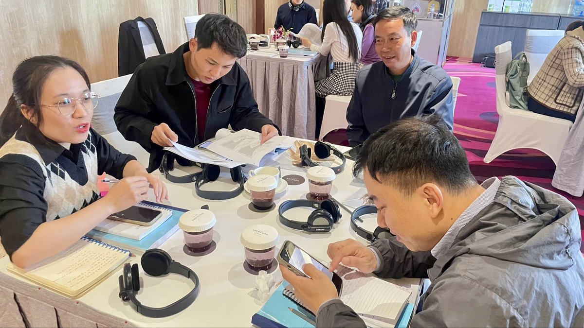 AusAmbVN's tweet image. Maritime nations like 🇦🇺 &amp;amp; 🇻🇳 depend on the seas for security &amp;amp; prosperity.

We uphold #UNCLOS - the constitution of our oceans - for a peaceful, stable &amp;amp; prosperous region. ⚓🌏

🇦🇺 is proud to deliver our 6th Foundational Law of the Sea course in 🇻🇳with the 🇻🇳 People’s Navy.