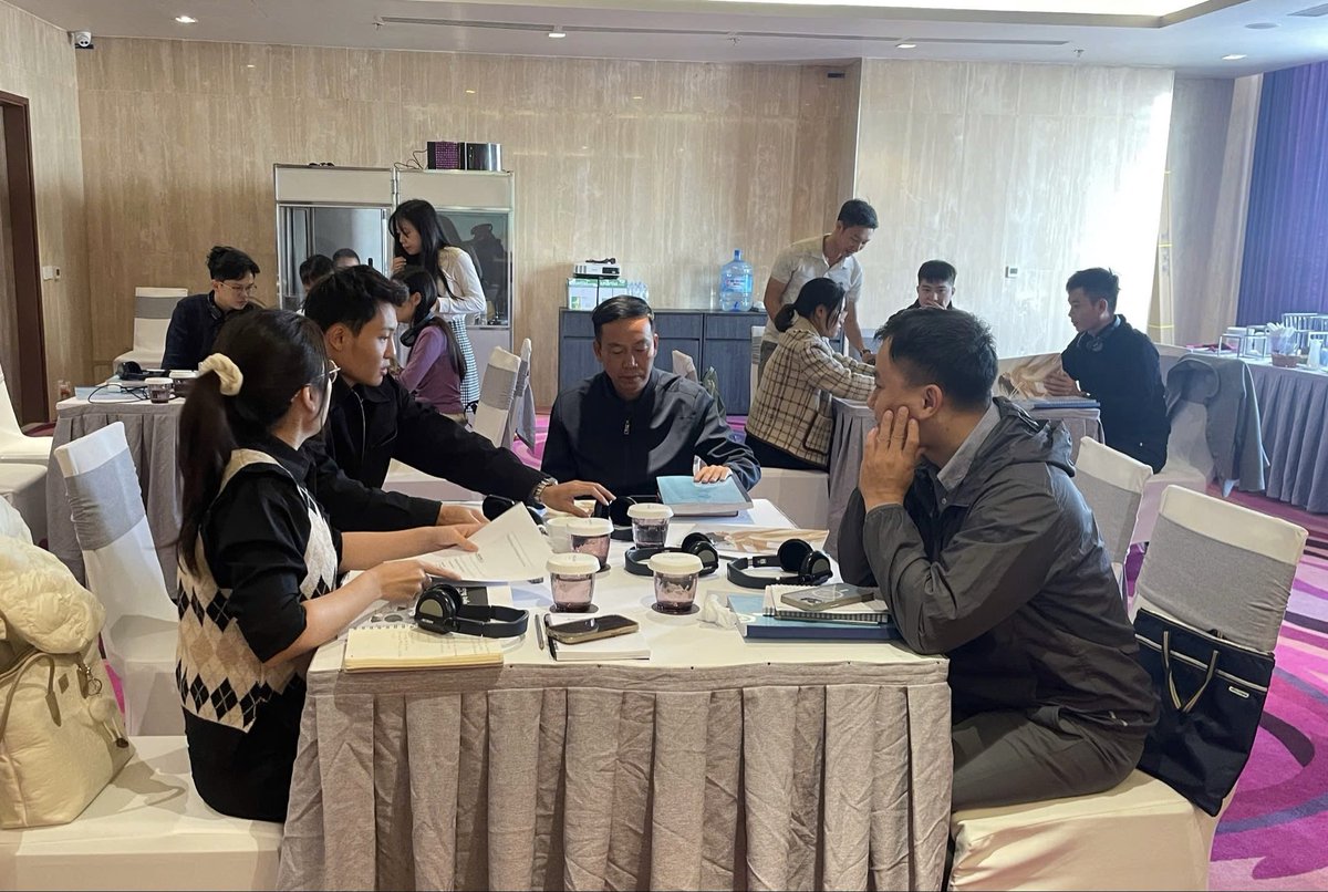 AusAmbVN's tweet image. Maritime nations like 🇦🇺 &amp;amp; 🇻🇳 depend on the seas for security &amp;amp; prosperity.

We uphold #UNCLOS - the constitution of our oceans - for a peaceful, stable &amp;amp; prosperous region. ⚓🌏

🇦🇺 is proud to deliver our 6th Foundational Law of the Sea course in 🇻🇳with the 🇻🇳 People’s Navy.