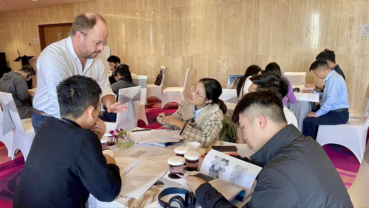 AusAmbVN's tweet image. Maritime nations like 🇦🇺 &amp;amp; 🇻🇳 depend on the seas for security &amp;amp; prosperity.

We uphold #UNCLOS - the constitution of our oceans - for a peaceful, stable &amp;amp; prosperous region. ⚓🌏

🇦🇺 is proud to deliver our 6th Foundational Law of the Sea course in 🇻🇳with the 🇻🇳 People’s Navy.