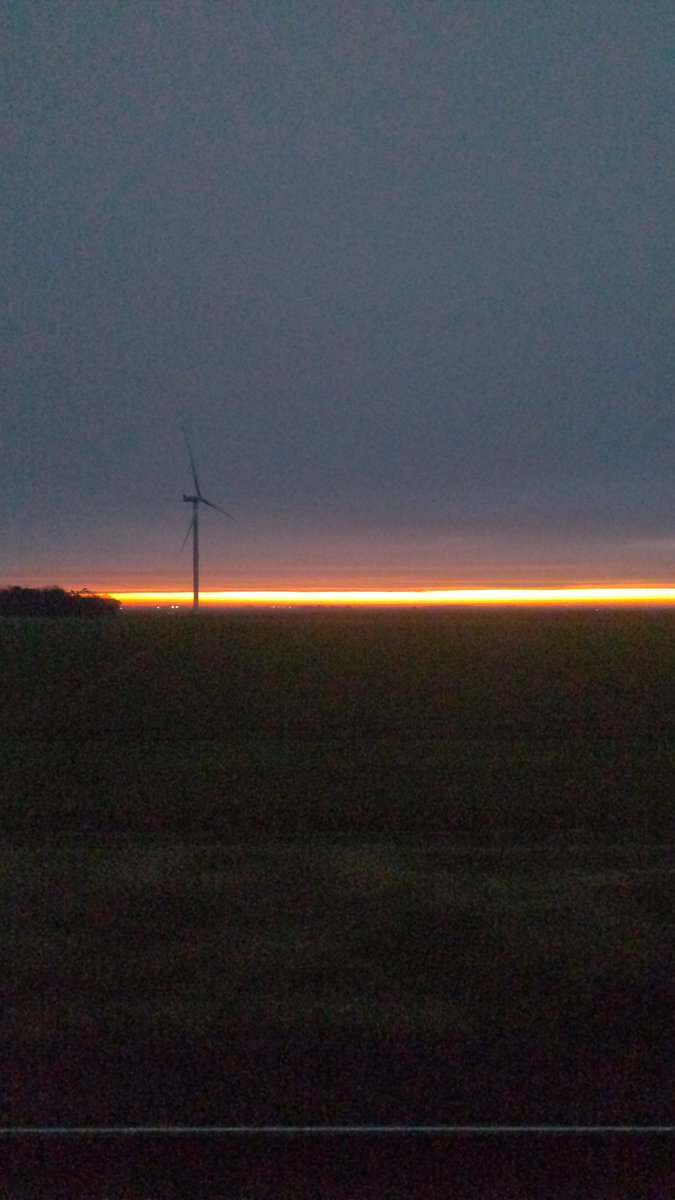 AudreyICnuit's tweet photo. Magnifique levé du soleil à bord du train INTERCITÉS 3604
#train #toury #levedusoleil https://t.co/cdu4prkdqu
