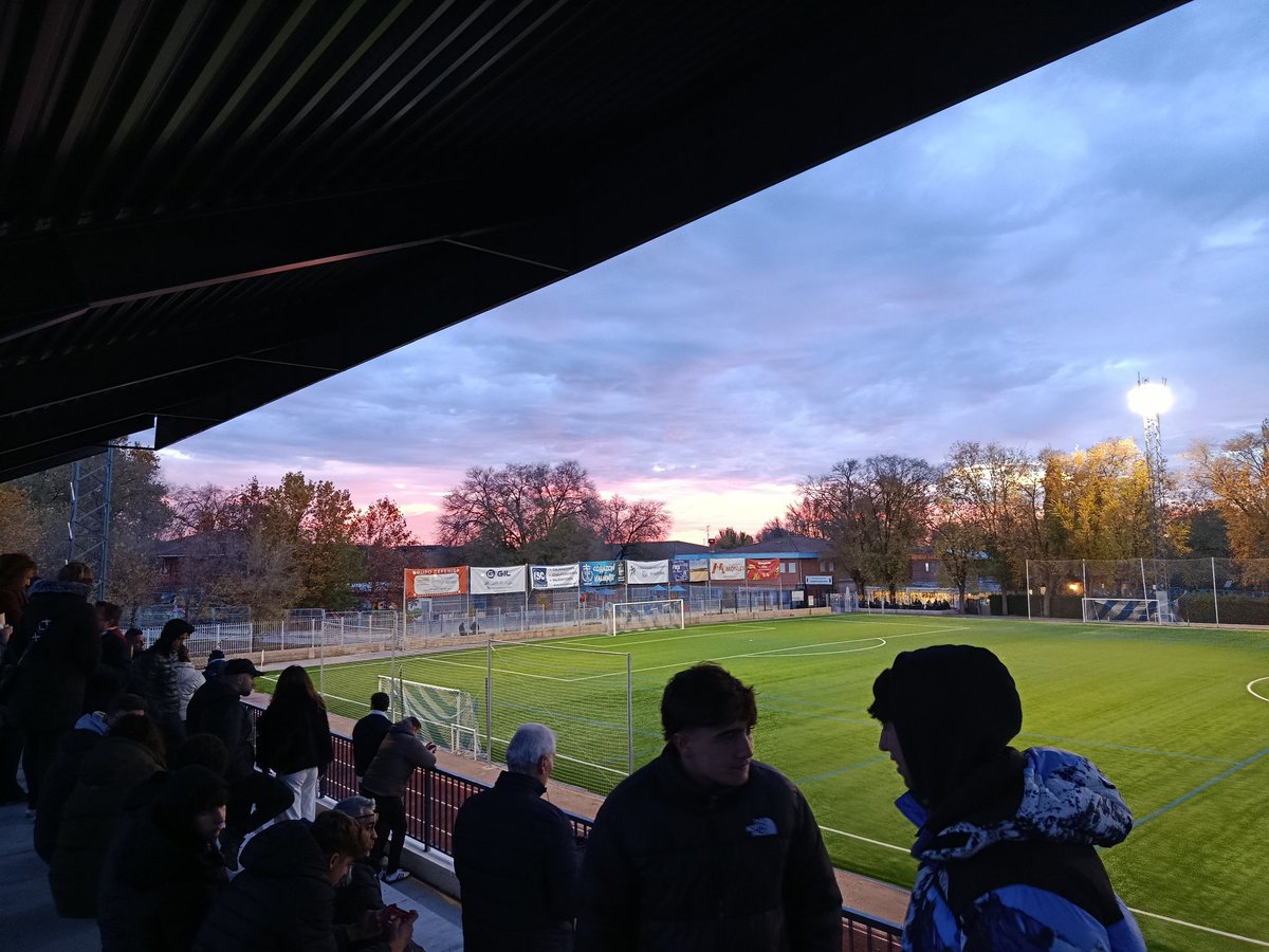 LesterEDrake's tweet image. New ground, thoroughly enjoyed it! Great caldo, well positioned bar/terrace, fun DJ, sunset, excellent crowd, late drama - plenty to like 
🇪🇸😍⚽🍻
⚽ @CdDaganzo v @RayoAlcobendas
🏆 Madrid Autonómica G1 (6)
🏟️ Francisco Javier López 
💶€5 (Drink included)
📆23.11.25